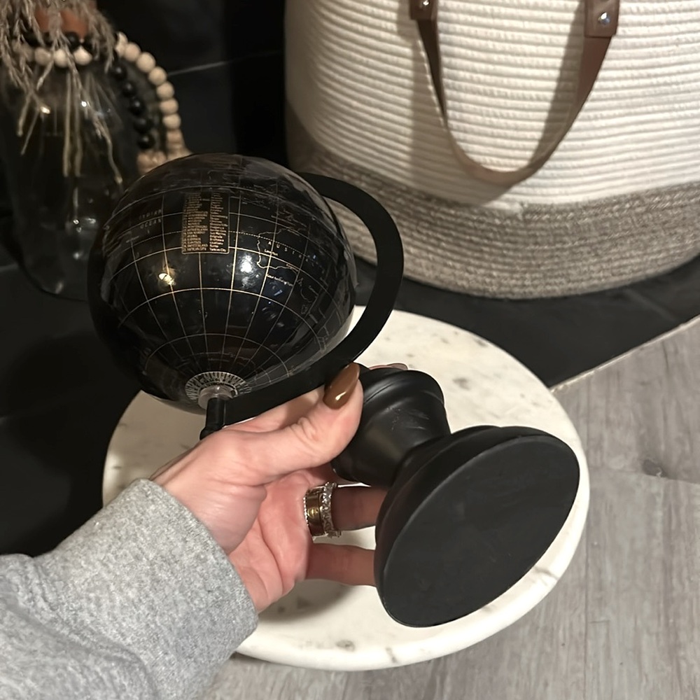 🖤✨Small Globe•Black W/Gold Tones✨🖤NWOT✨🖤 - Picture 2 of 4